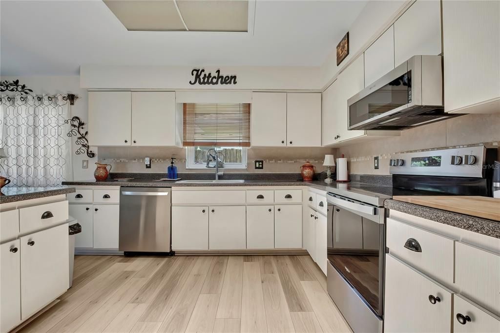 En Venta: $439,000 (4 camas, 2 baños, 1976 Pies cuadrados)