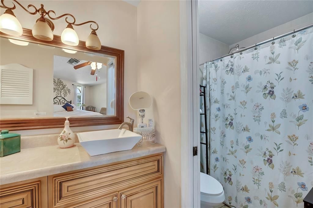 En Venta: $439,000 (4 camas, 2 baños, 1976 Pies cuadrados)