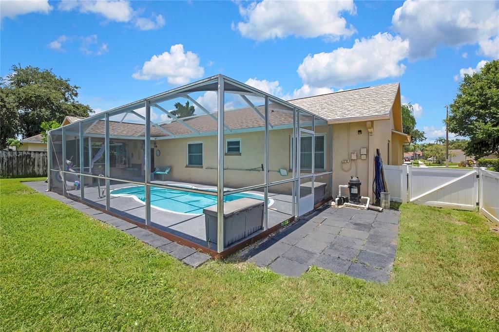 En Venta: $439,000 (4 camas, 2 baños, 1976 Pies cuadrados)