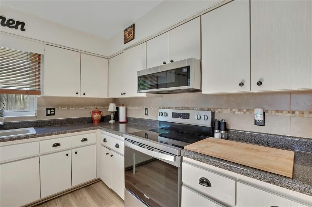 En Venta: $439,000 (4 camas, 2 baños, 1976 Pies cuadrados)