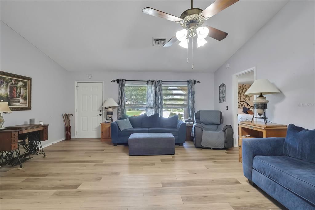 En Venta: $439,000 (4 camas, 2 baños, 1976 Pies cuadrados)