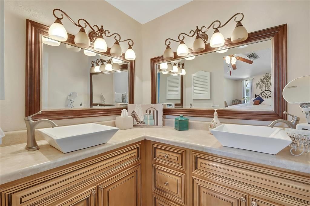 En Venta: $439,000 (4 camas, 2 baños, 1976 Pies cuadrados)