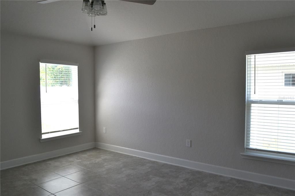 En Venta: $307,500 (4 camas, 2 baños, 1807 Pies cuadrados)