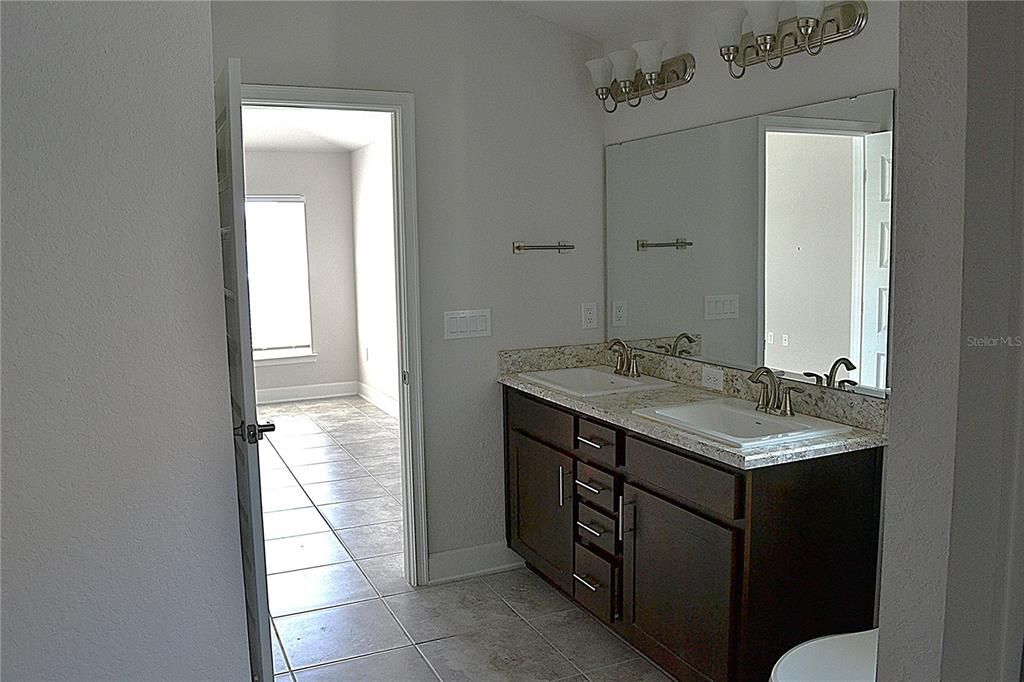 En Venta: $307,500 (4 camas, 2 baños, 1807 Pies cuadrados)