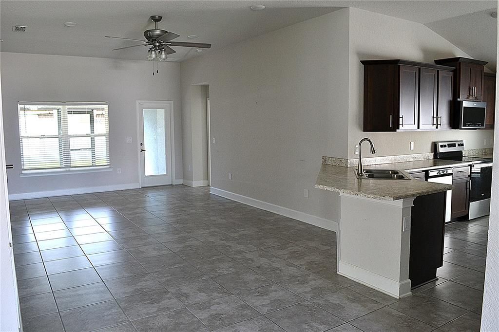En Venta: $307,500 (4 camas, 2 baños, 1807 Pies cuadrados)