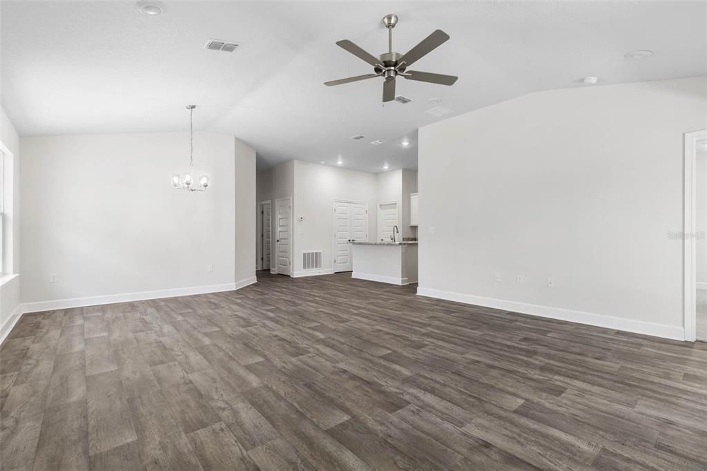 На продажу: $344,900 (4 спален, 2 ванн, 1635 Квадратных фут)