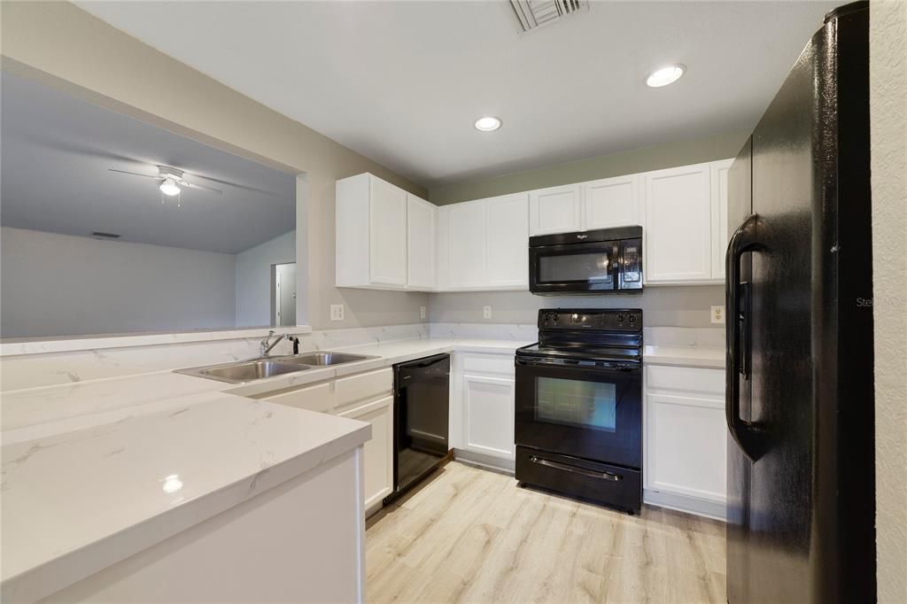 En Venta: $265,000 (4 camas, 2 baños, 1690 Pies cuadrados)