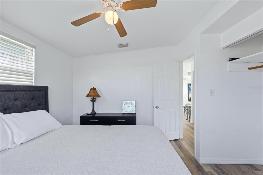 For Sale: $289,000 (2 beds, 1 baths, 830 Square Feet)