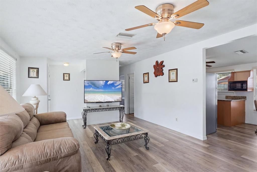 For Sale: $289,000 (2 beds, 1 baths, 830 Square Feet)