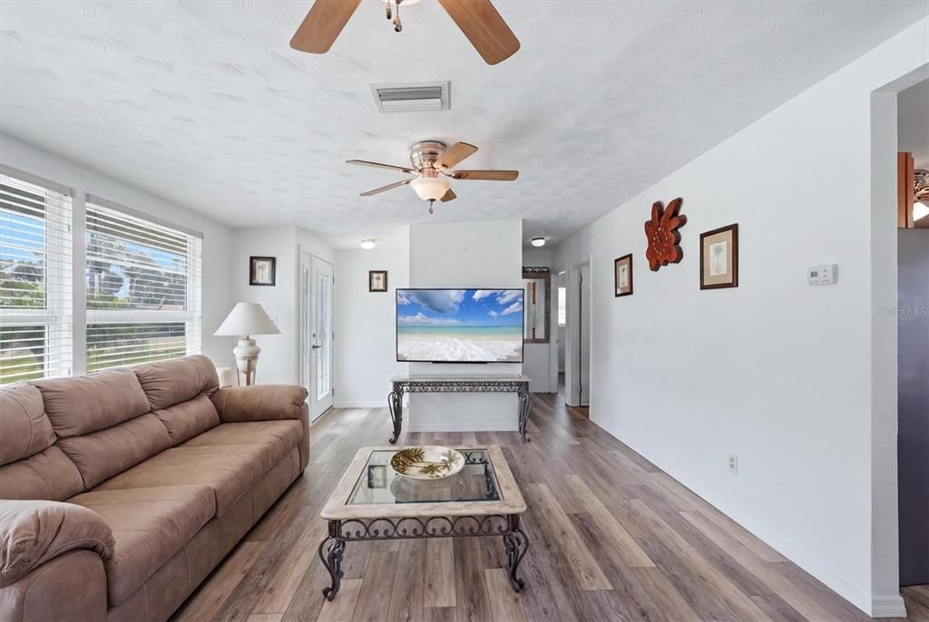 For Sale: $289,000 (2 beds, 1 baths, 830 Square Feet)