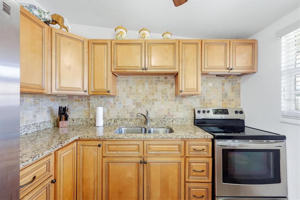 For Sale: $289,000 (2 beds, 1 baths, 830 Square Feet)