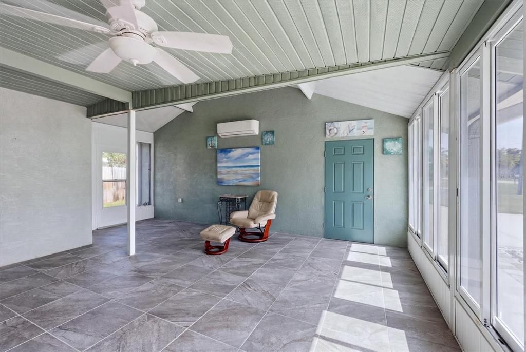 For Sale: $289,000 (2 beds, 1 baths, 830 Square Feet)