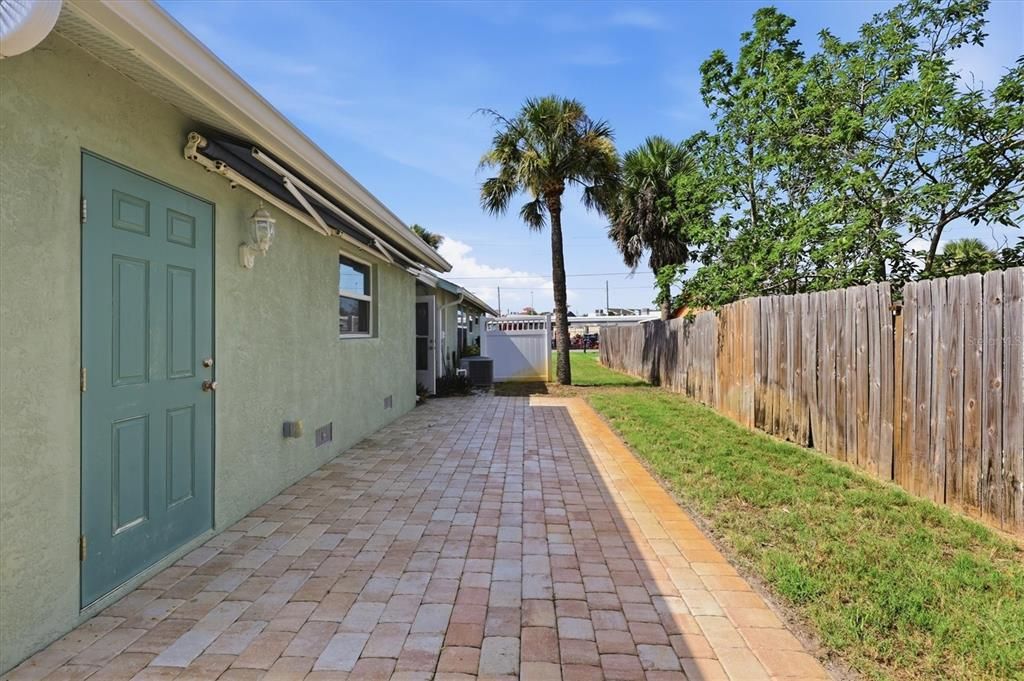 For Sale: $289,000 (2 beds, 1 baths, 830 Square Feet)