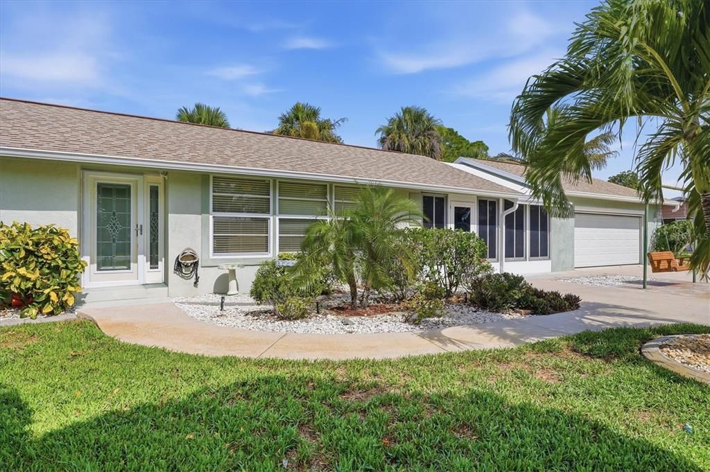 For Sale: $289,000 (2 beds, 1 baths, 830 Square Feet)