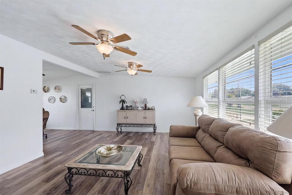 For Sale: $289,000 (2 beds, 1 baths, 830 Square Feet)