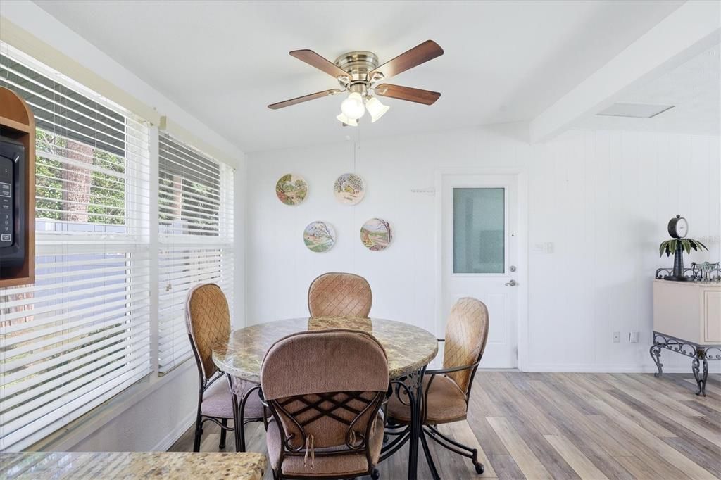 For Sale: $289,000 (2 beds, 1 baths, 830 Square Feet)