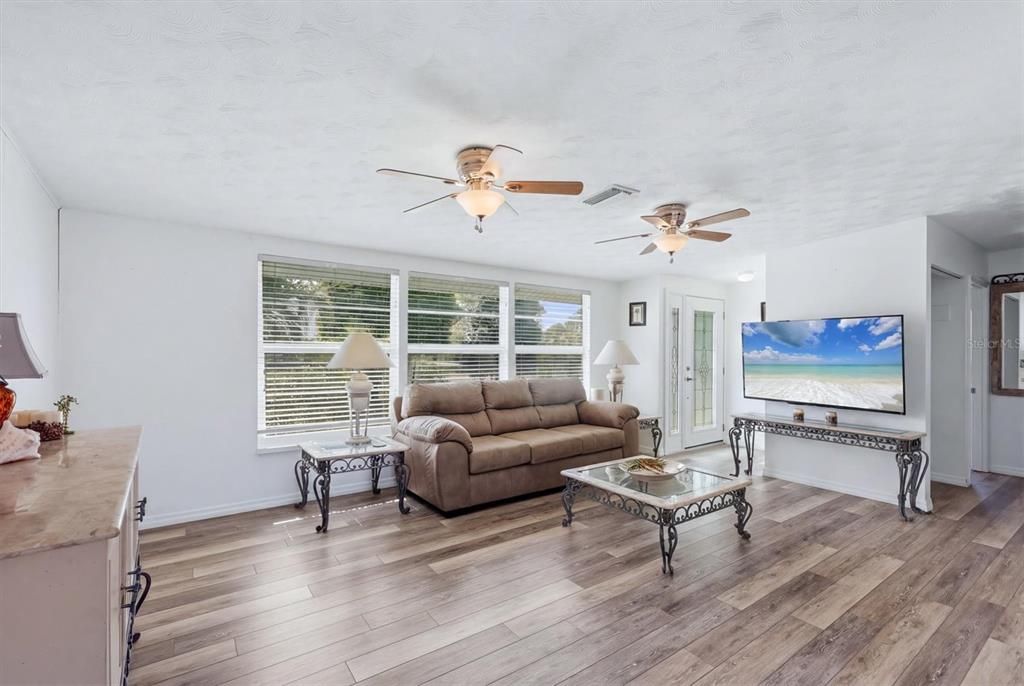 For Sale: $289,000 (2 beds, 1 baths, 830 Square Feet)