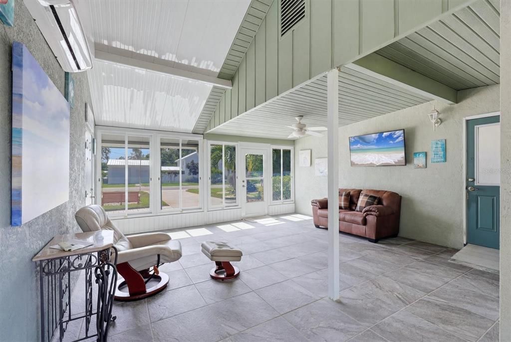 For Sale: $289,000 (2 beds, 1 baths, 830 Square Feet)