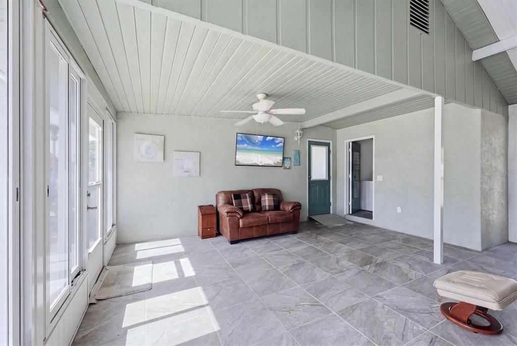For Sale: $289,000 (2 beds, 1 baths, 830 Square Feet)