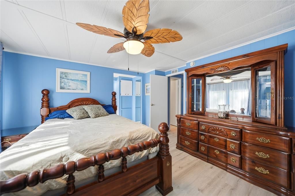 For Sale: $138,500 (2 beds, 2 baths, 964 Square Feet)