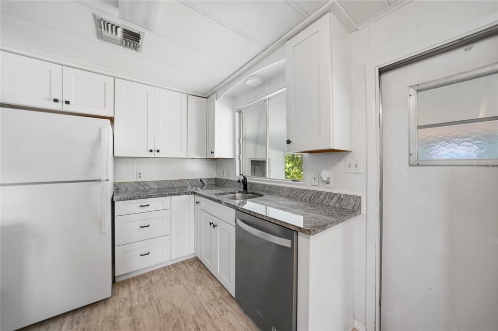 For Sale: $138,500 (2 beds, 2 baths, 964 Square Feet)