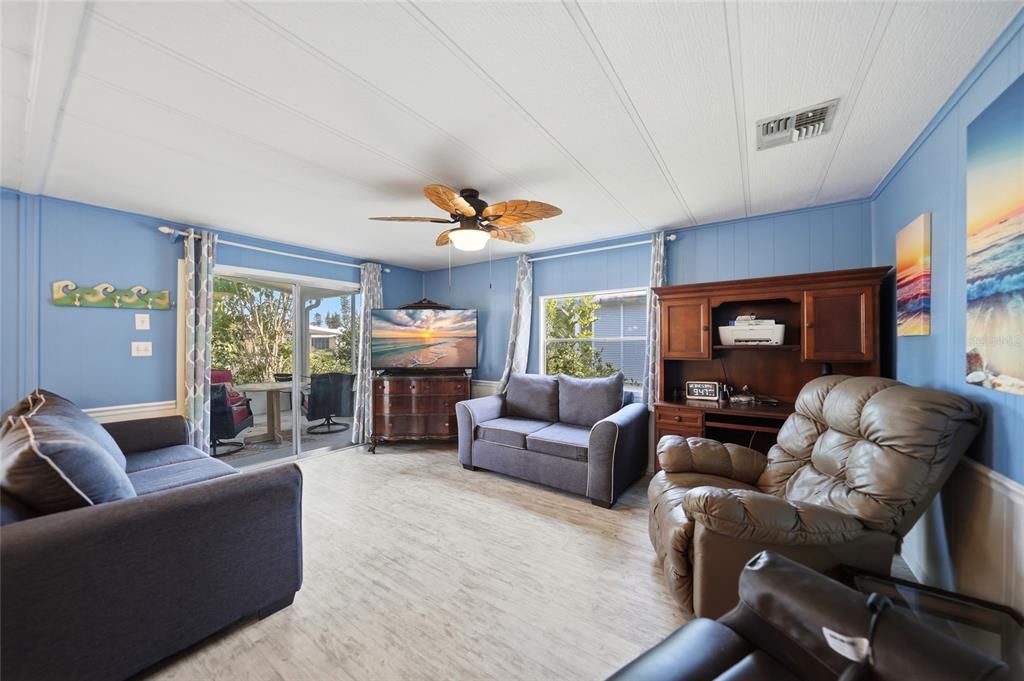 For Sale: $138,500 (2 beds, 2 baths, 964 Square Feet)