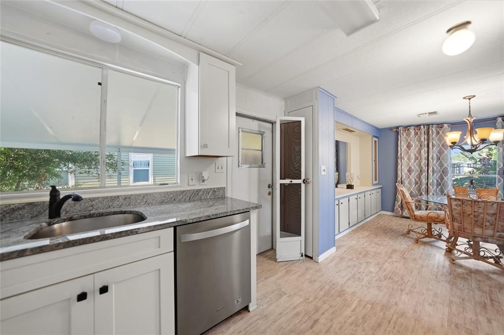 For Sale: $138,500 (2 beds, 2 baths, 964 Square Feet)