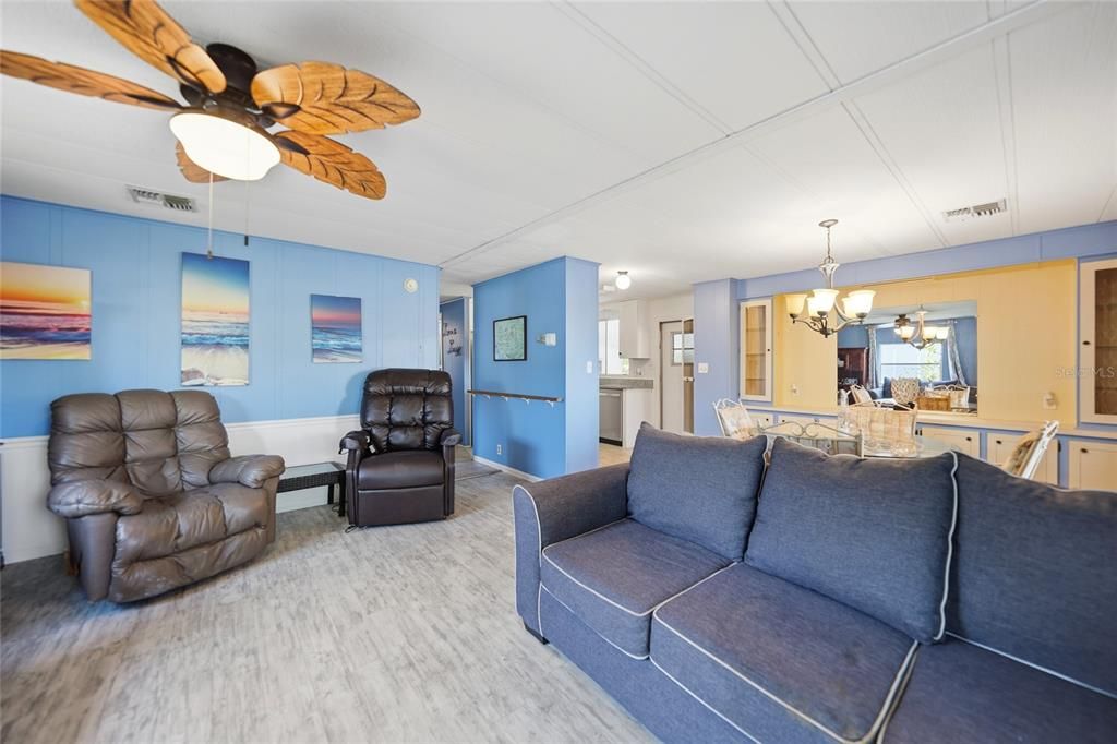 For Sale: $138,500 (2 beds, 2 baths, 964 Square Feet)