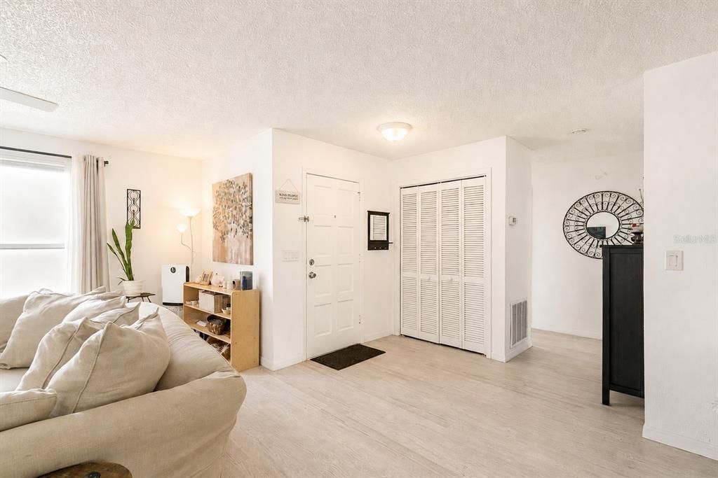 En Venta: $280,000 (4 camas, 2 baños, 1565 Pies cuadrados)