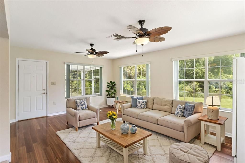 For Sale: $359,000 (3 beds, 2 baths, 1661 Square Feet)