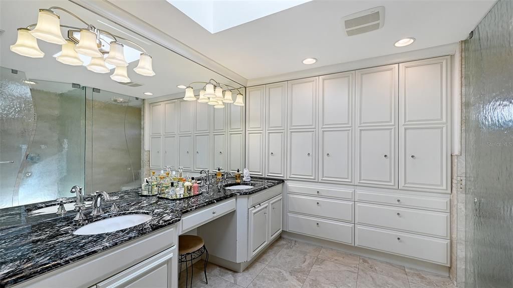 En Venta: $824,900 (4 camas, 3 baños, 3169 Pies cuadrados)