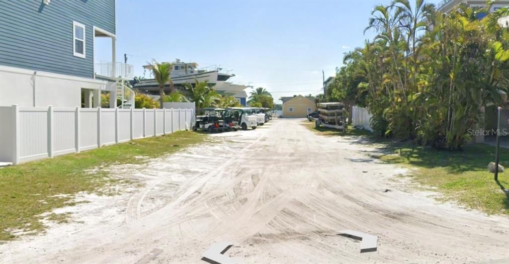 На продажу: $899,000 (0.12 acres)