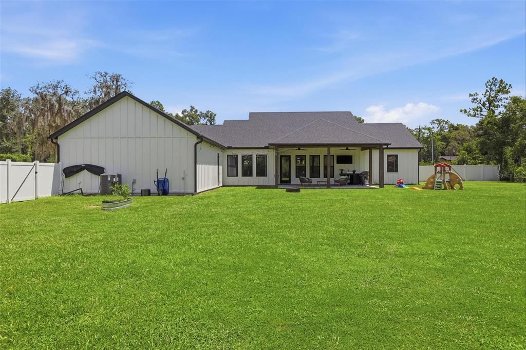 Под контрактом: $674,900 (4 спален, 2 ванн, 2594 Квадратных фут)