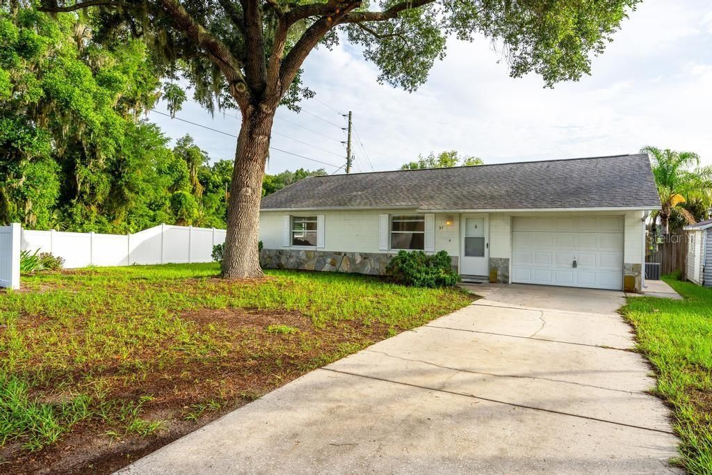 For Sale: $279,000 (2 beds, 1 baths, 884 Square Feet)