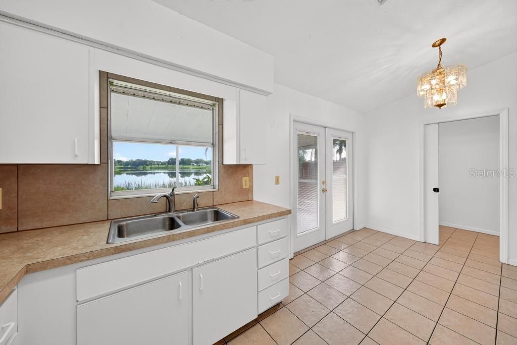 For Sale: $279,000 (2 beds, 1 baths, 884 Square Feet)