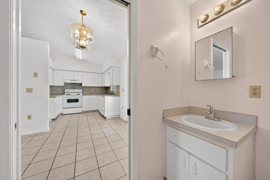 For Sale: $279,000 (2 beds, 1 baths, 884 Square Feet)