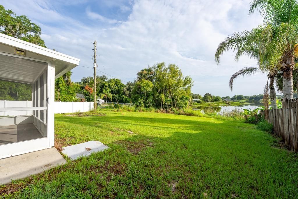 For Sale: $279,000 (2 beds, 1 baths, 884 Square Feet)