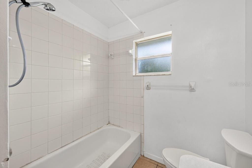 For Sale: $279,000 (2 beds, 1 baths, 884 Square Feet)