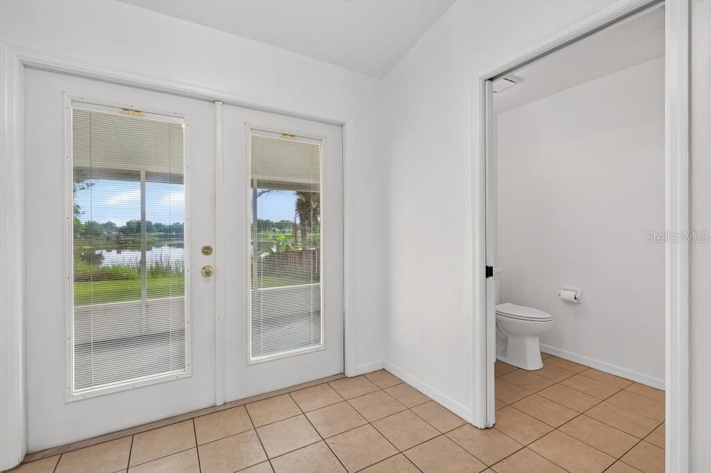 For Sale: $279,000 (2 beds, 1 baths, 884 Square Feet)