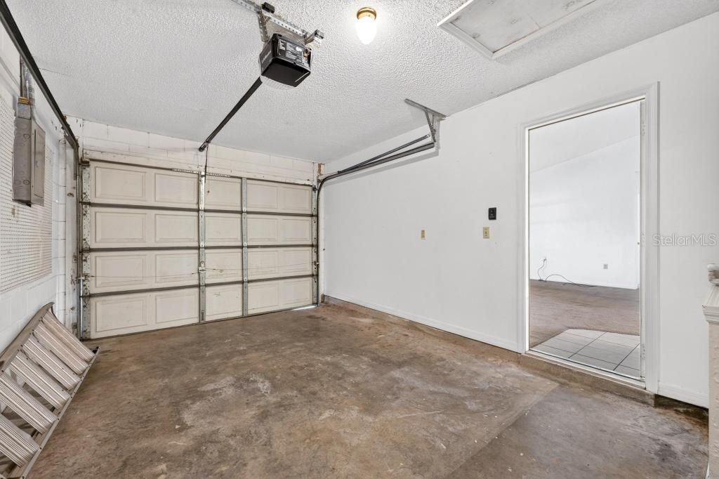 For Sale: $279,000 (2 beds, 1 baths, 884 Square Feet)