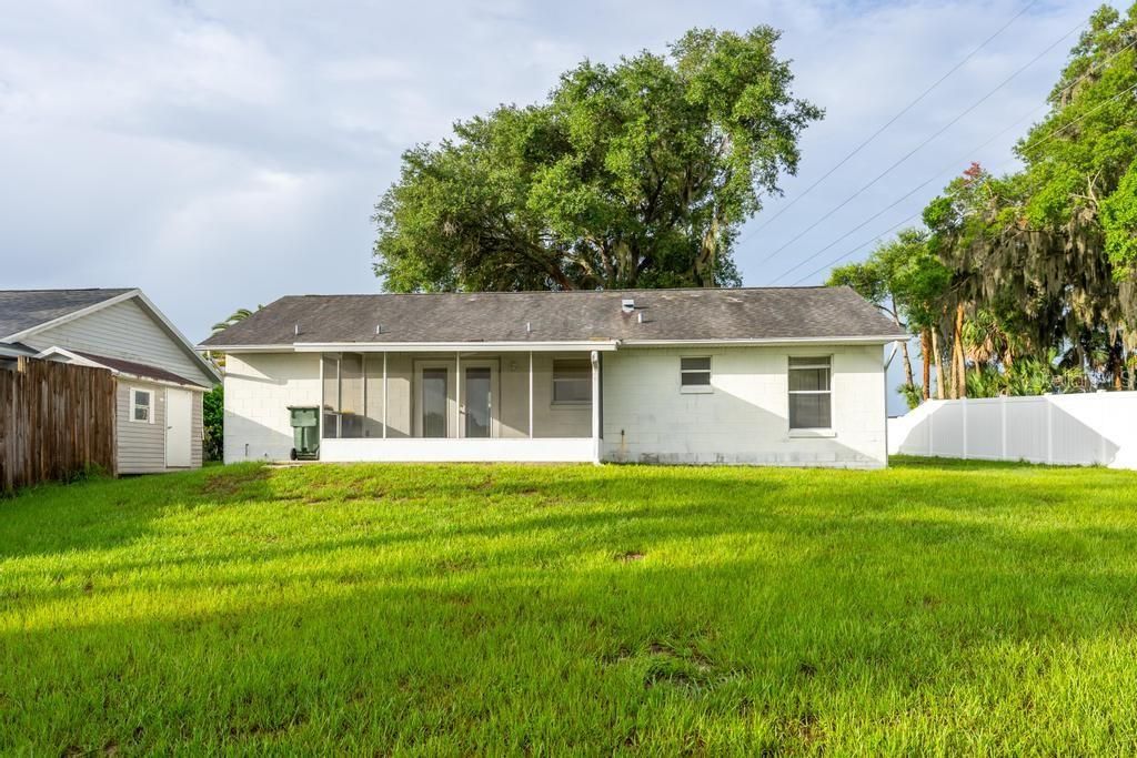 For Sale: $279,000 (2 beds, 1 baths, 884 Square Feet)