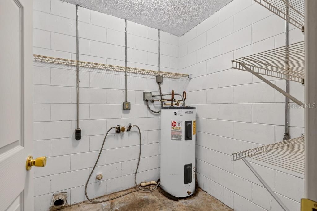 For Sale: $279,000 (2 beds, 1 baths, 884 Square Feet)