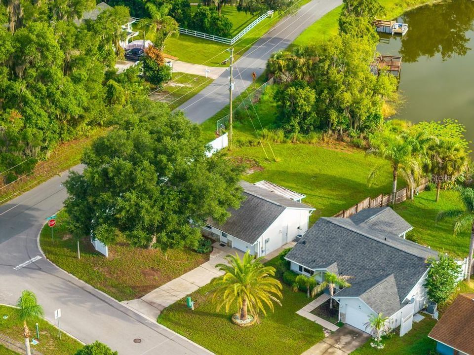 For Sale: $279,000 (2 beds, 1 baths, 884 Square Feet)