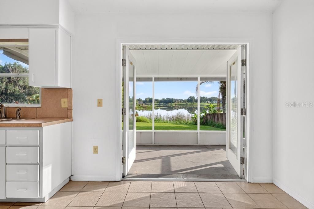 For Sale: $279,000 (2 beds, 1 baths, 884 Square Feet)