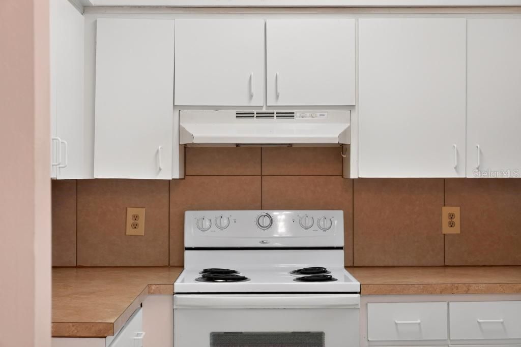 For Sale: $279,000 (2 beds, 1 baths, 884 Square Feet)