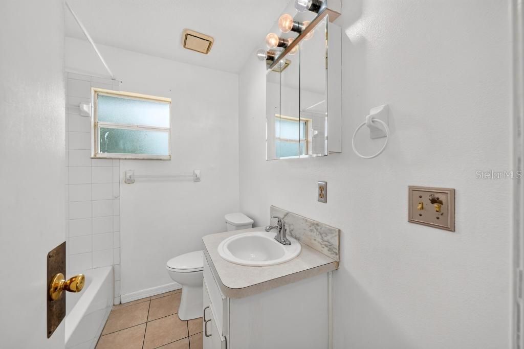 For Sale: $279,000 (2 beds, 1 baths, 884 Square Feet)