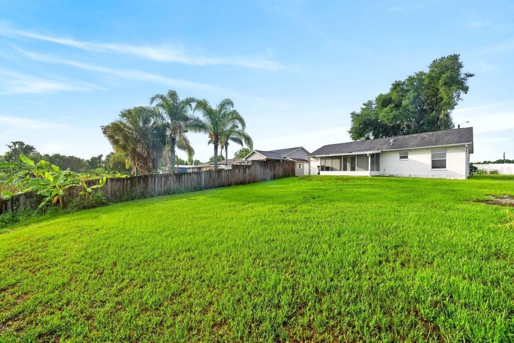 For Sale: $279,000 (2 beds, 1 baths, 884 Square Feet)