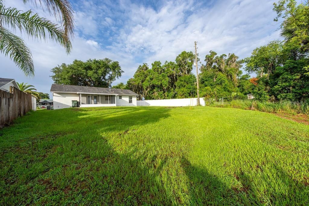 For Sale: $279,000 (2 beds, 1 baths, 884 Square Feet)