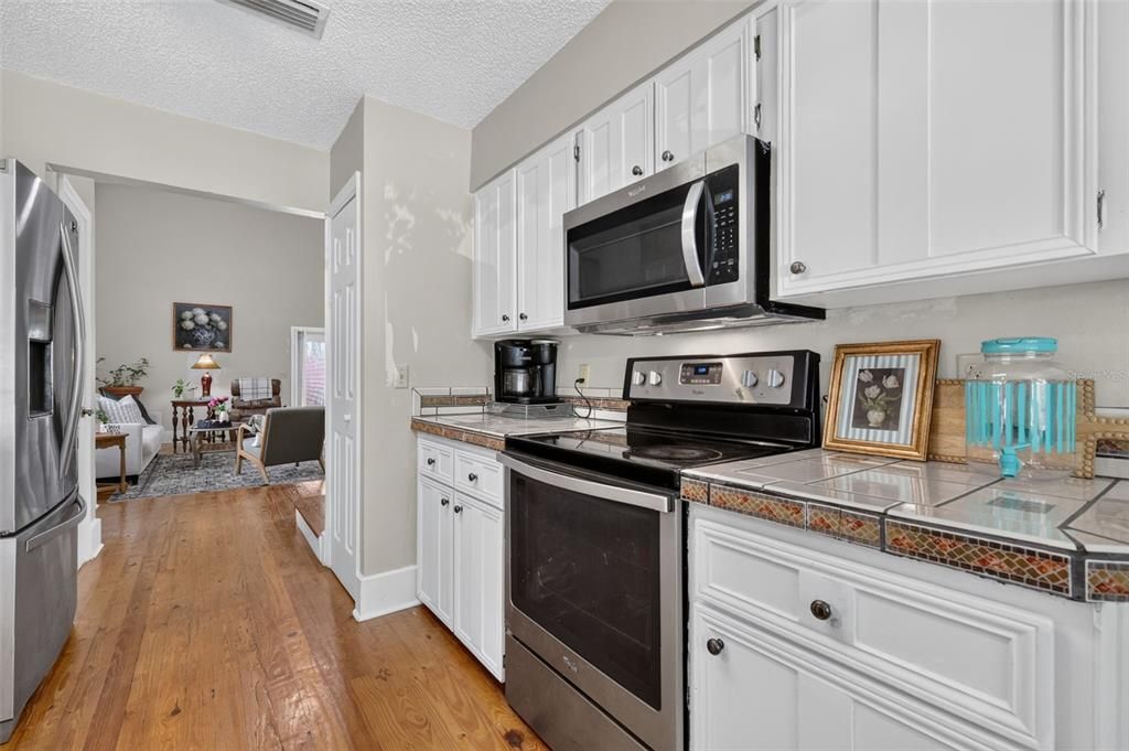 For Sale: $285,000 (3 beds, 2 baths, 1569 Square Feet)