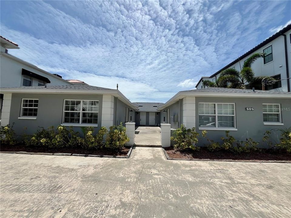 For Rent: $1,800 (2 beds, 1 baths, 775 Square Feet)
